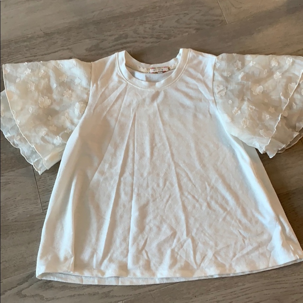 Beautiful white top, like-new condition